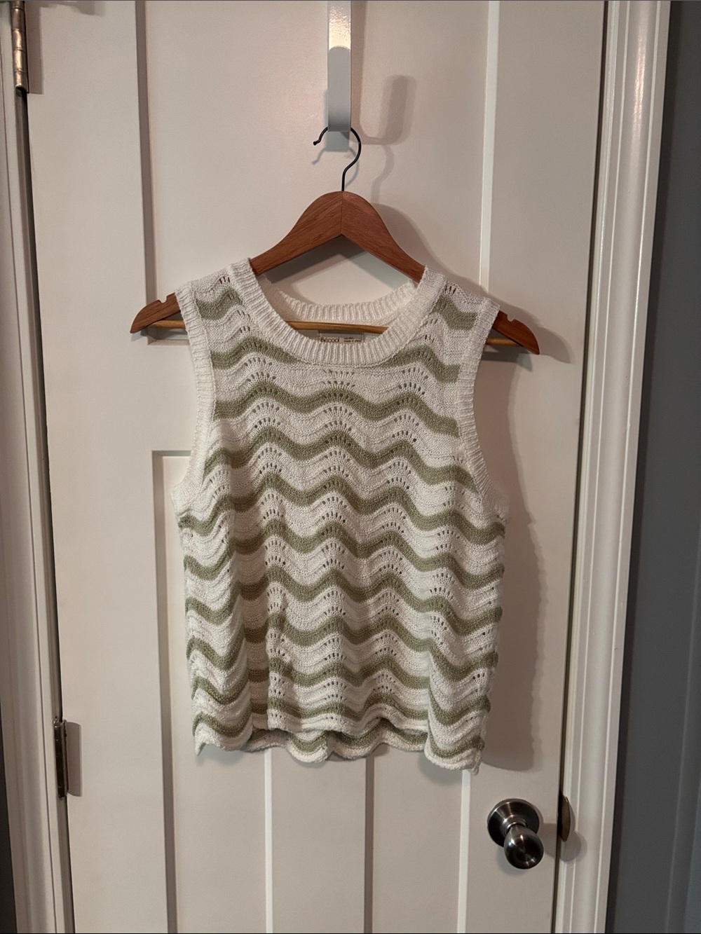 BE COOL White and Sage Wave Knit Tank